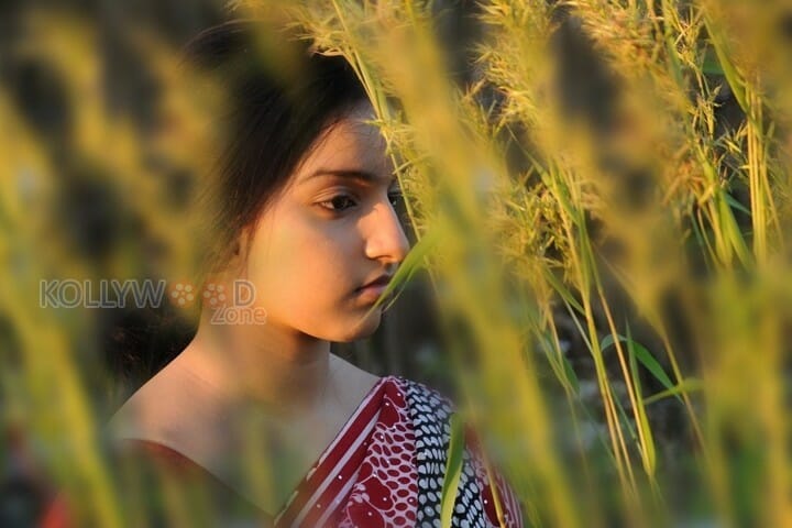 Nijama Nizhala Heroine Malavika Menon Photos