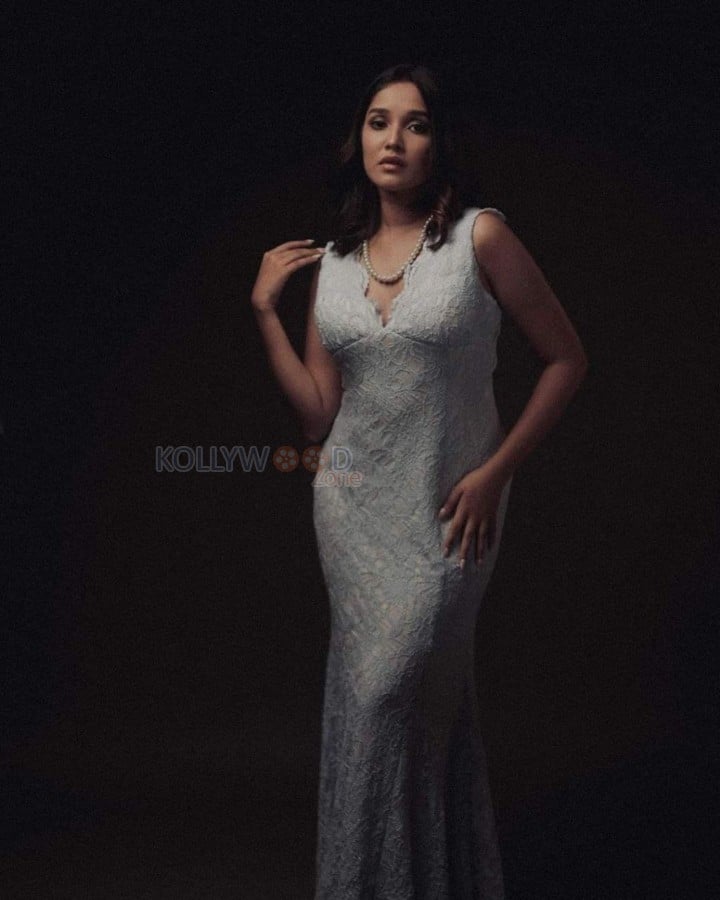 Nilavuku En Mel Ennadi Kobam Actress Anikha Surendran Photos 02