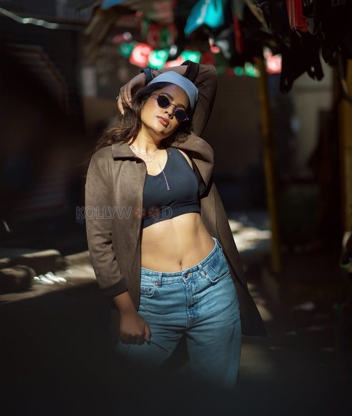 O Manchi Ghost Actress Nandita Swetha in a Black Bralette Crop Top with a Light Blue Jeans and Brown Jacket Pictures 01