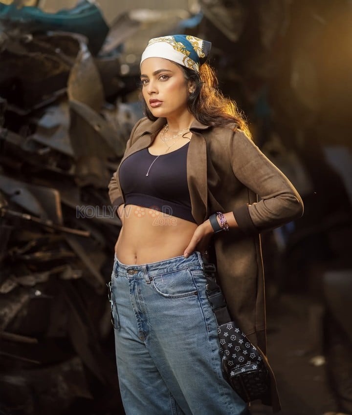 O Manchi Ghost Actress Nandita Swetha in a Black Bralette Crop Top with a Light Blue Jeans and Brown Jacket Pictures 02
