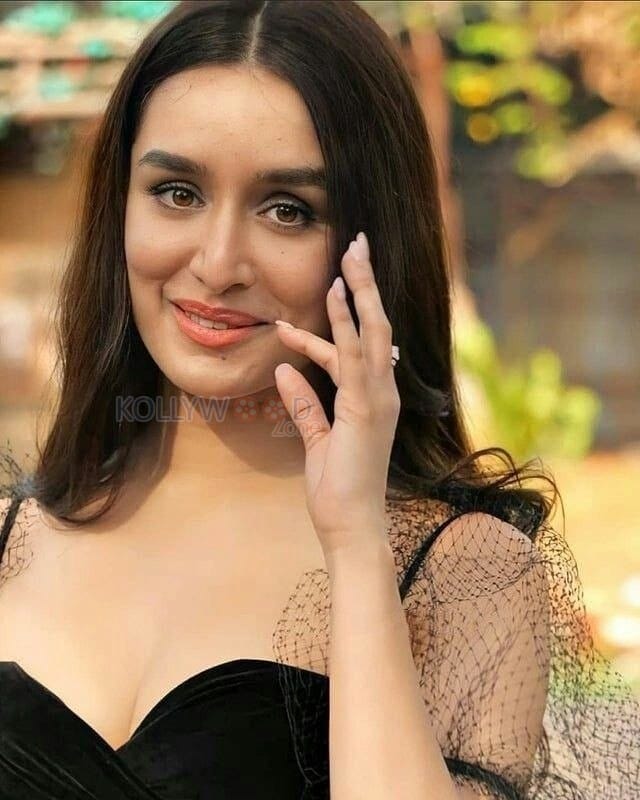 Ok Jaanu Actress Shraddha Kapoor in a Black and Blue Spaghetti Strap Dress Pictures 04