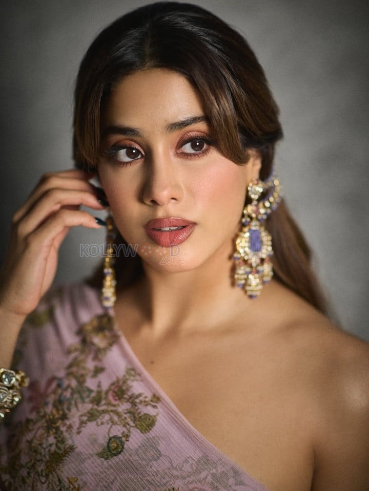 Param Sundari Heroine Janhvi Kapoor in a Pink Floral Saree Photos 01