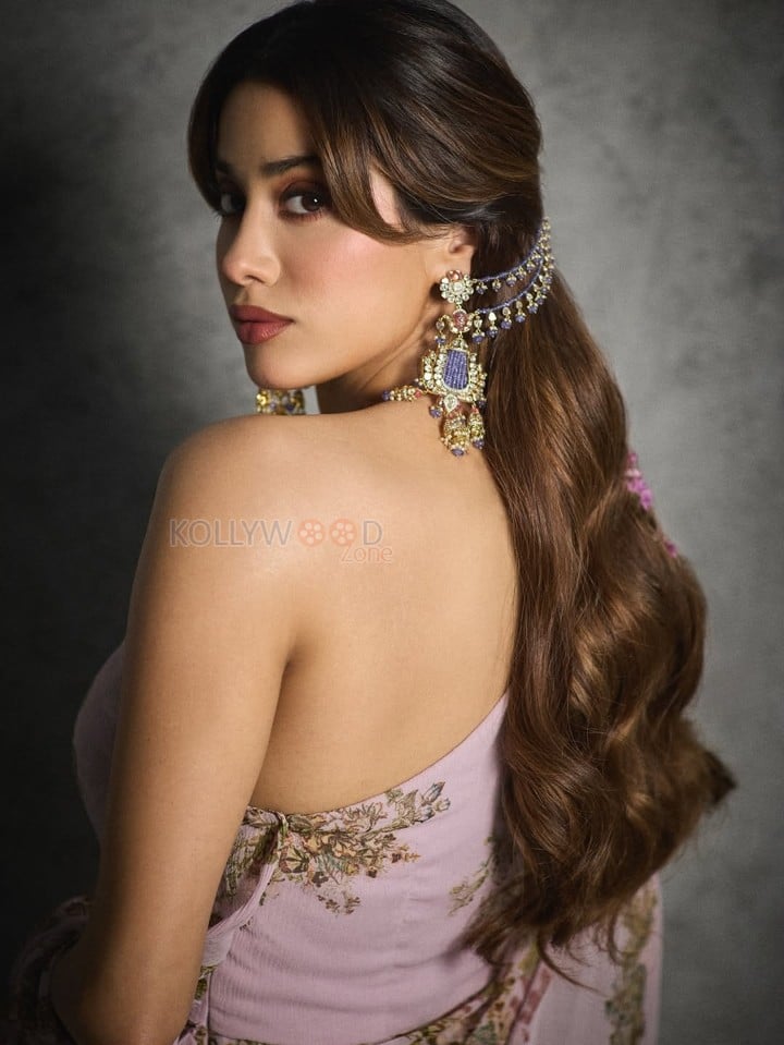 Param Sundari Heroine Janhvi Kapoor in a Pink Floral Saree Photos 02