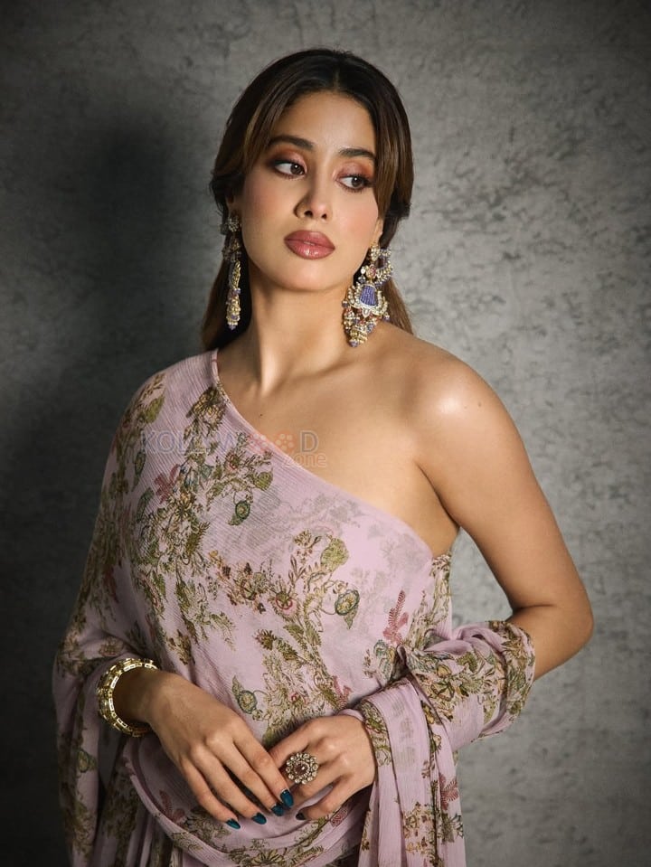 Param Sundari Heroine Janhvi Kapoor in a Pink Floral Saree Photos 04