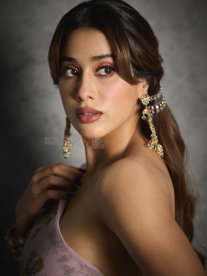Param Sundari Heroine Janhvi Kapoor in a Pink Floral Saree Photos 05