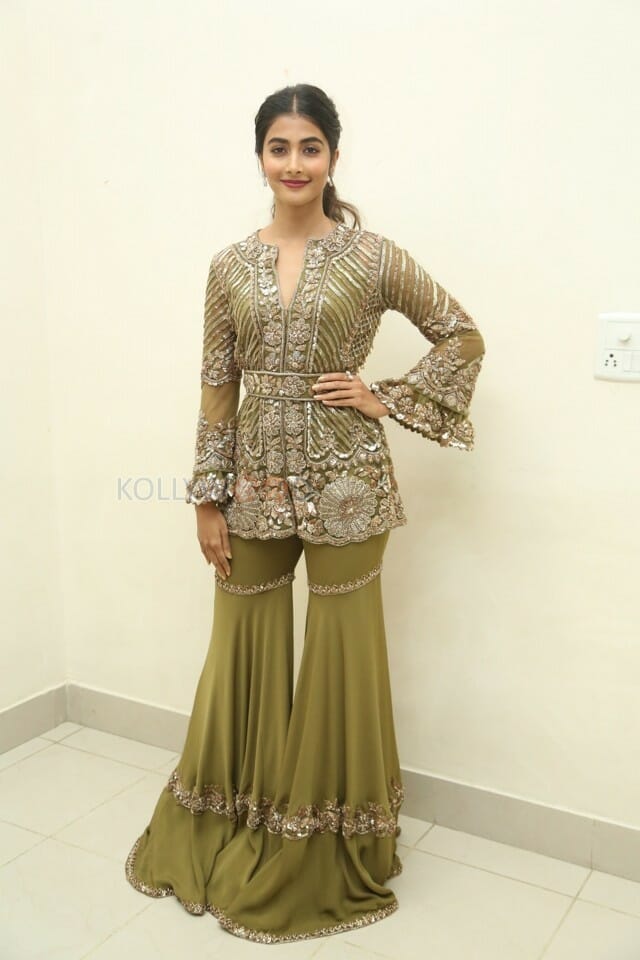 Pooja Hegde At Aravinda Sametha Success Meet Photos