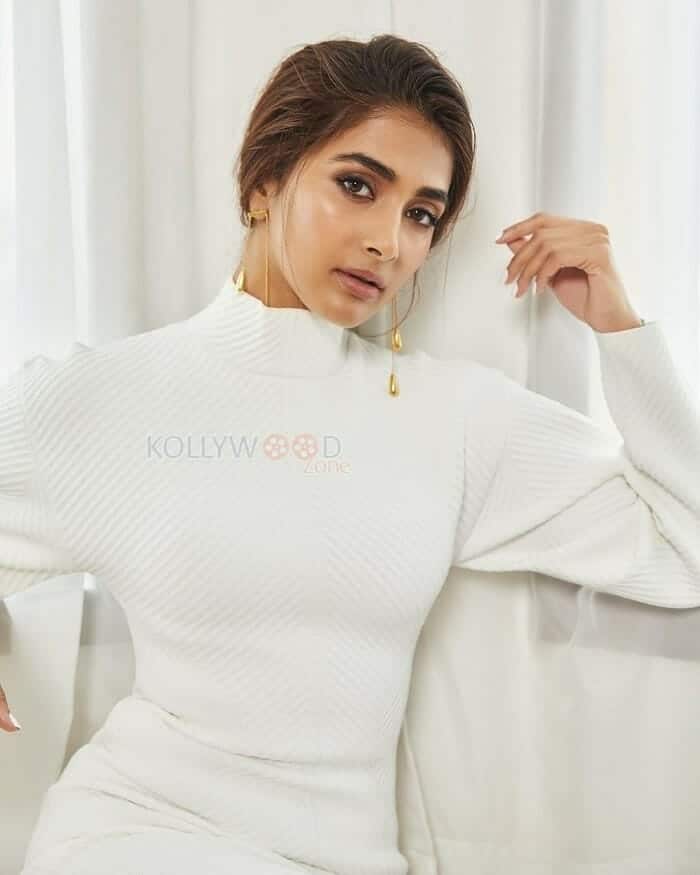 Pooja Hegde at Radhe Shyam Release Trailer Launch In Mumbai Photos 04