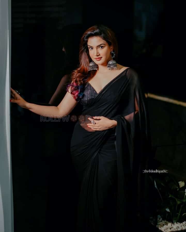 Pookkaalam Actress Honey Rose Photoshoot in Black Saree Pictures 01