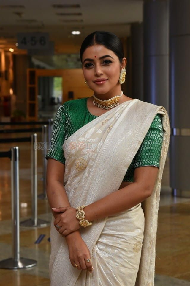 Poorna at Thalaivi Movie Pre Release Event Stills 02