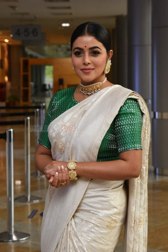 Poorna at Thalaivi Movie Pre Release Event Stills 05
