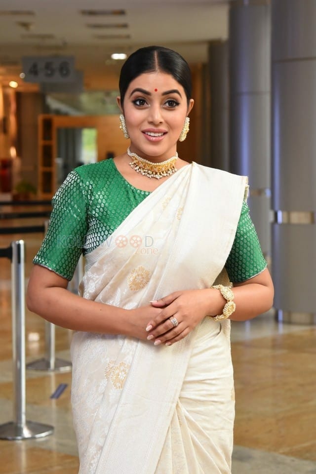 Poorna at Thalaivi Movie Pre Release Event Stills 12