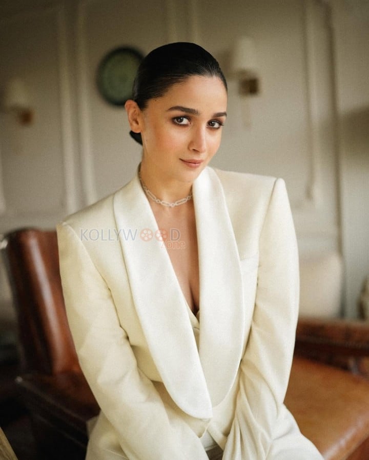 Power Beauty Alia Bhatt in an Off White Pant Suit with a Plunging Neckline Waistcoat Photos 02