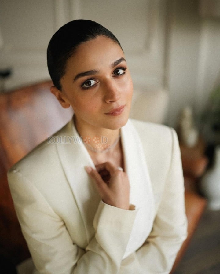 Power Beauty Alia Bhatt in an Off White Pant Suit with a Plunging Neckline Waistcoat Photos 04