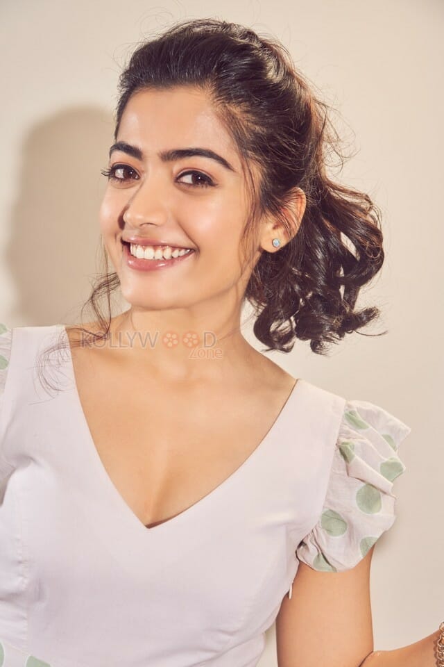 Pretty Actress Rashmika Mandanna Latest Photos