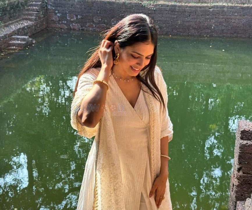 Pretty Malavika Mohanan in a White Kurta Photos 01