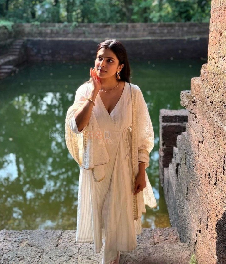 Pretty Malavika Mohanan in a White Kurta Photos 03