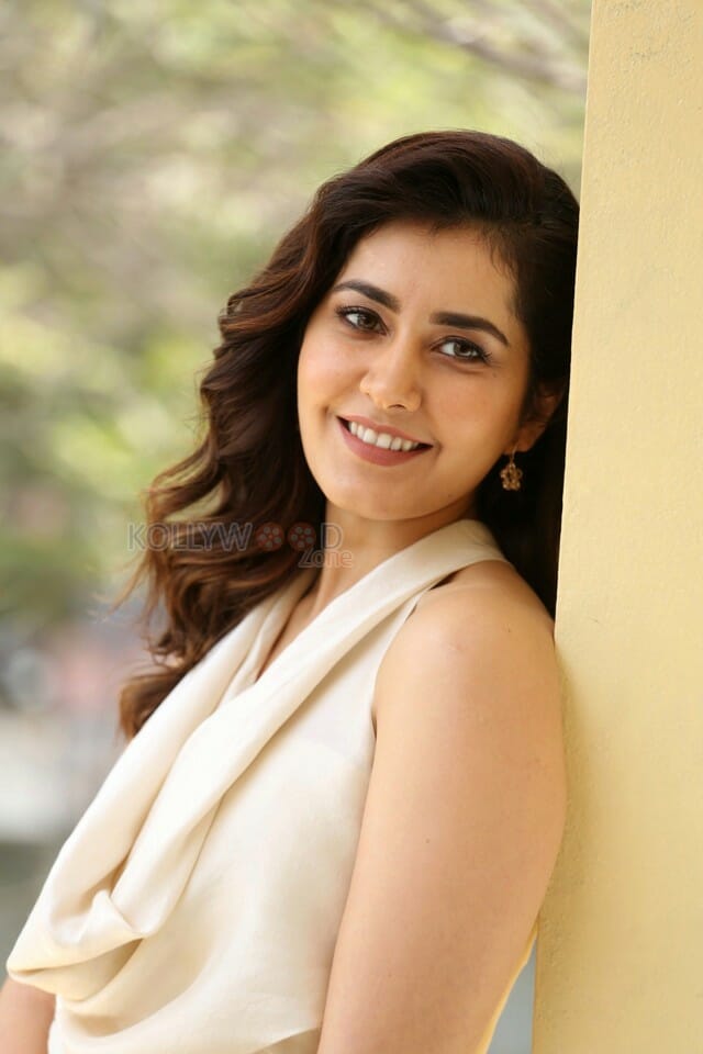 Raashi Khanna At World Famous Lover Movie Interview Pictures
