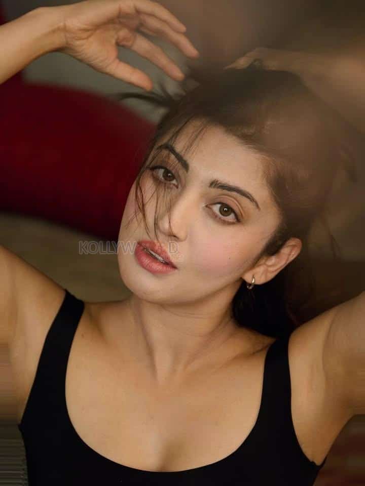Radiant Kannada Beauty Pranita Subhash in a Black Sleeveless Tank Top Pictures 03