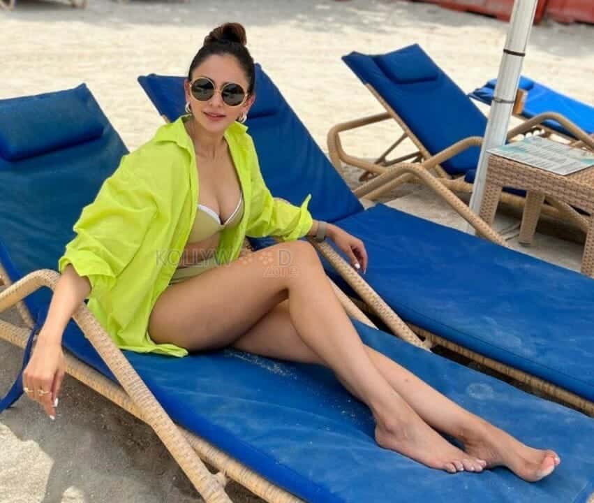 Rakul Preet Singh Hot Thighs Swimsuit Pictures 01