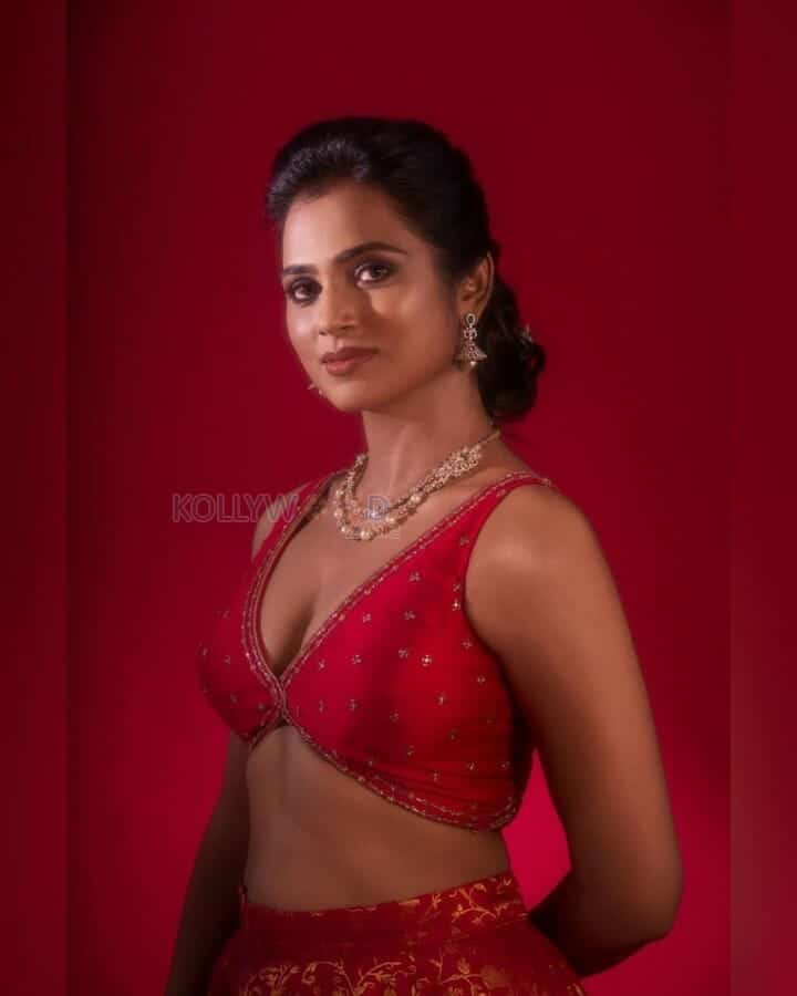 Ramya Pandian Bold and Sexy Photos 07