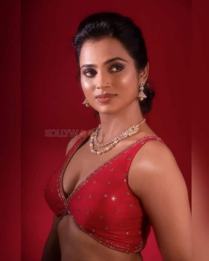 Ramya Pandian Bold and Sexy Photos 08