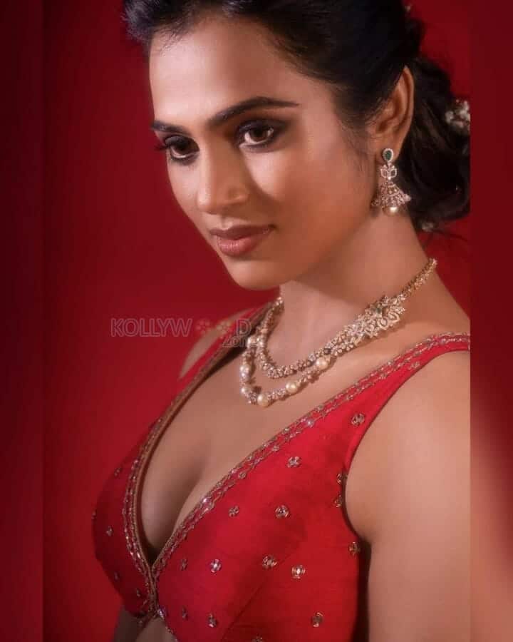 Ramya Pandian Bold and Sexy Photos 11