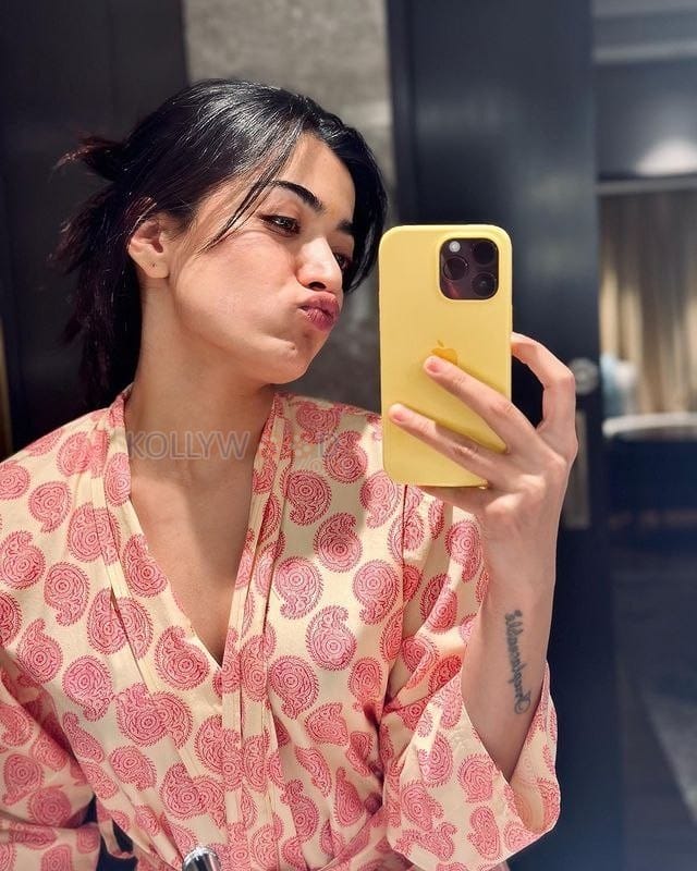 Rashmika Mandanna Mirror Selfie Pictures 01