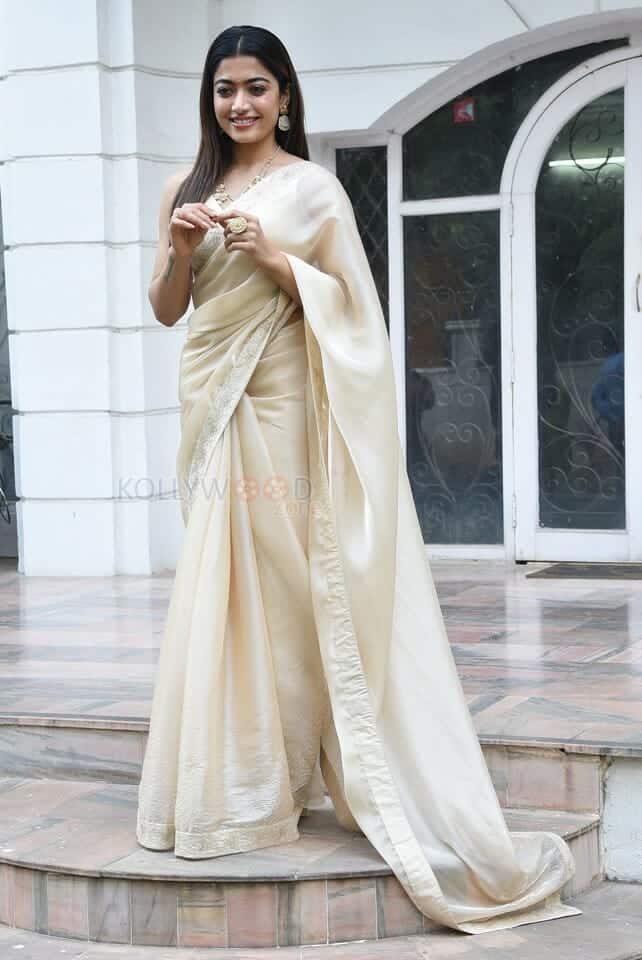 Rashmika Mandanna at Pushpa Movie Pre Release Interview Photos 16