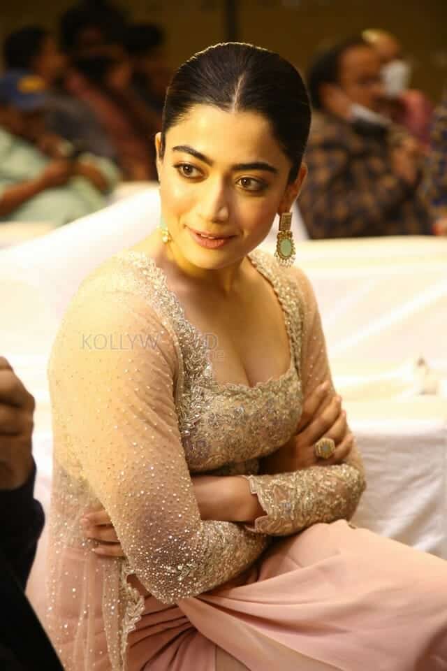 Rashmika Mandanna at Pushpa Movie Pre Release Interview Photos 79