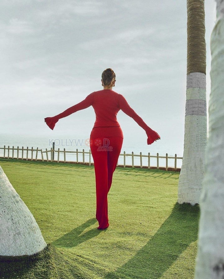 Ravishing Pooja Hegde Ass in a Red Outfit Photo 01