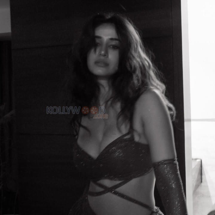 Red Hot Disha Patani in a Dazzling Crop Top and Mini Skirt Pictures 02