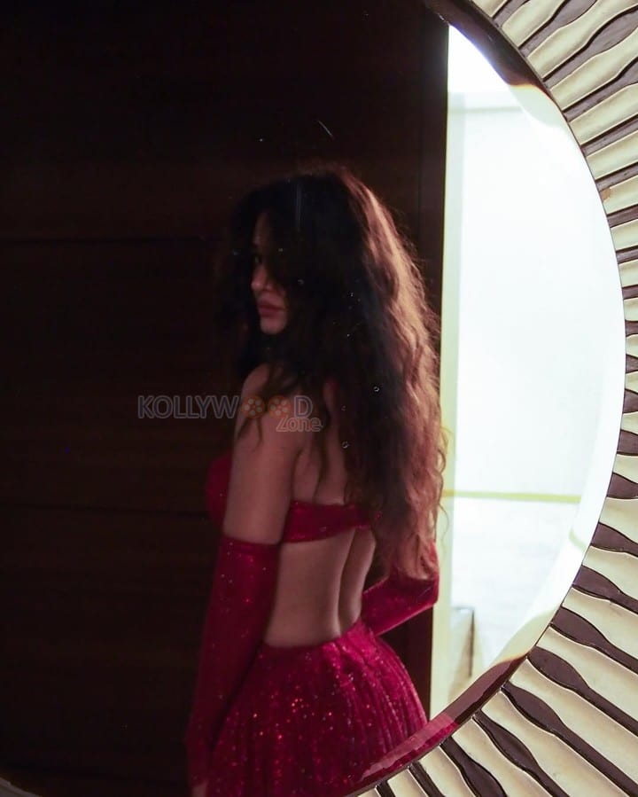 Red Hot Disha Patani in a Dazzling Crop Top and Mini Skirt Pictures 04