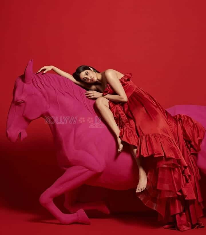 Red Hot Janhvi Kapoor Horse Photoshoot Pictures 06