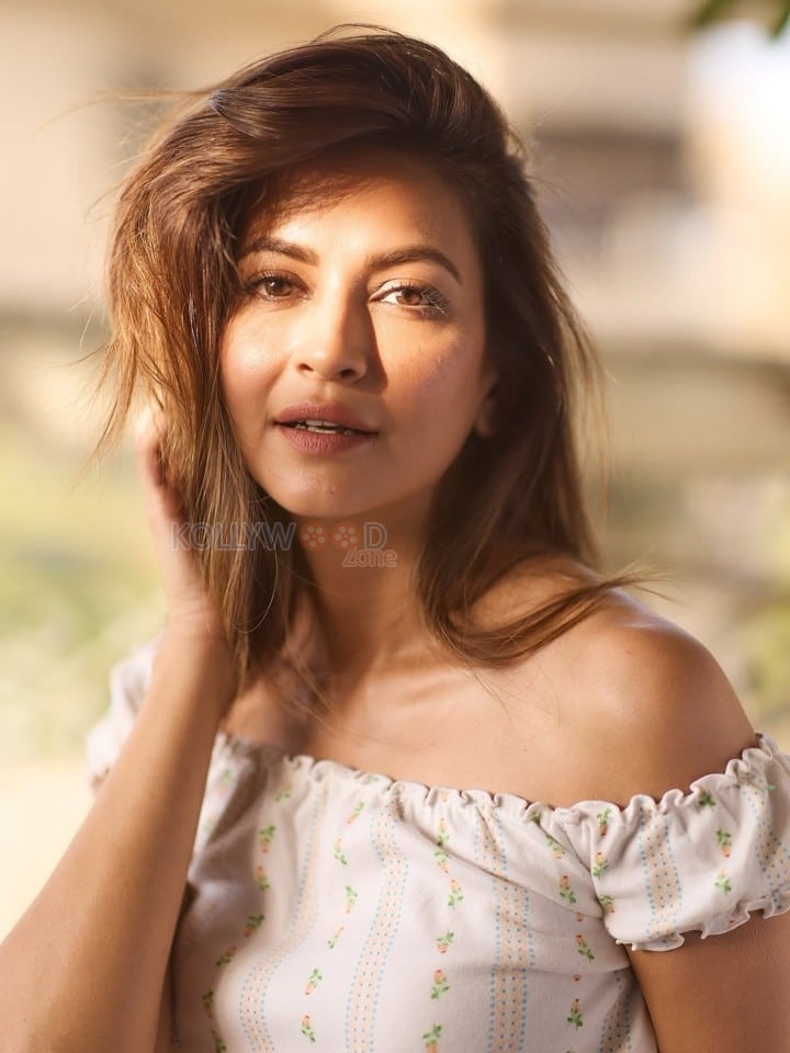 Risky Romeo Actress Kriti Kharbanda in an Off Shoulder Floral Dress Pictures 01