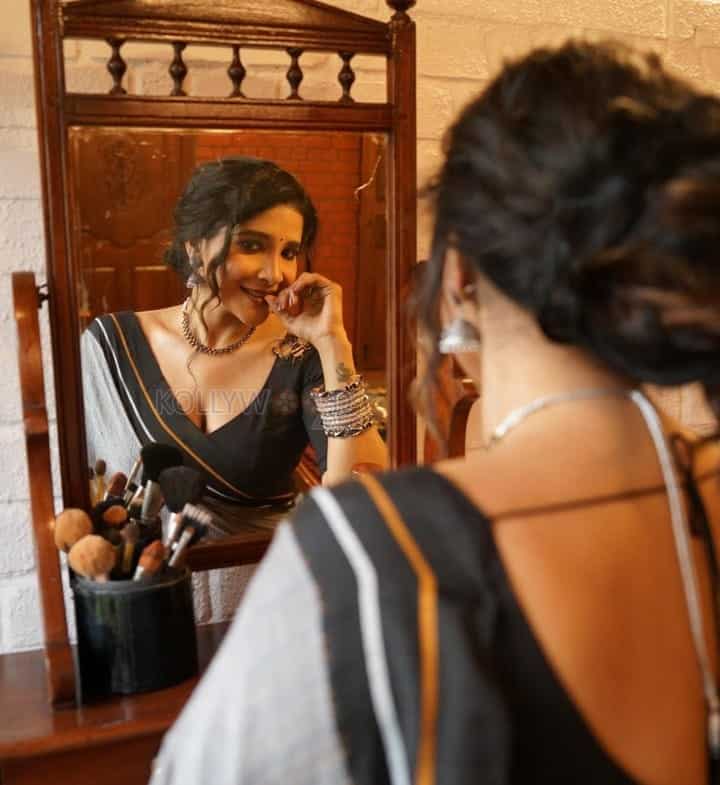 Sakshi Agarwal in a Black and Grey Saree Photoshoot Pictures 01