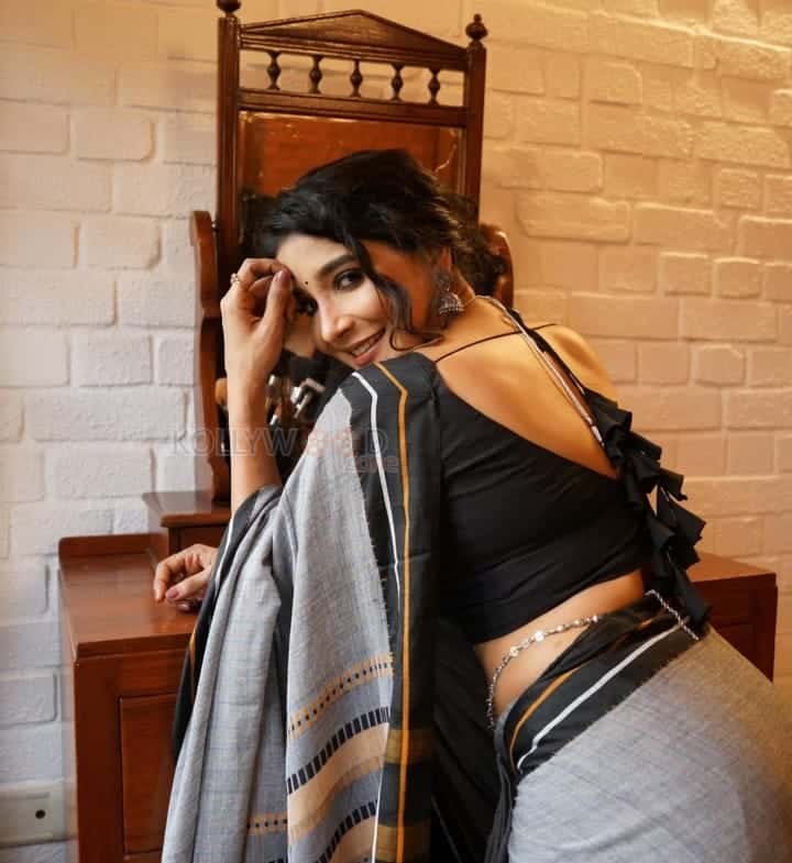 Sakshi Agarwal in a Black and Grey Saree Photoshoot Pictures 07