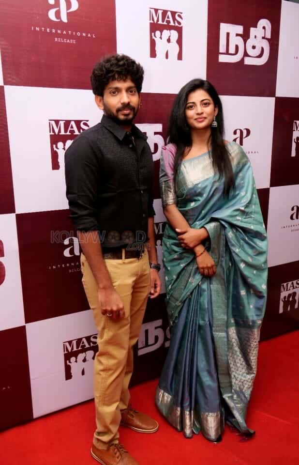 Sam Jones and Anandhi at Nadhi Movie Trailer Launch Event Photos 02