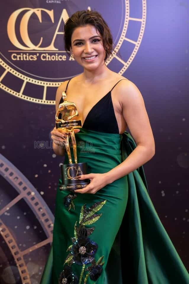 Samantha Ruth Prabhu with Critics Choice Award Photo 01