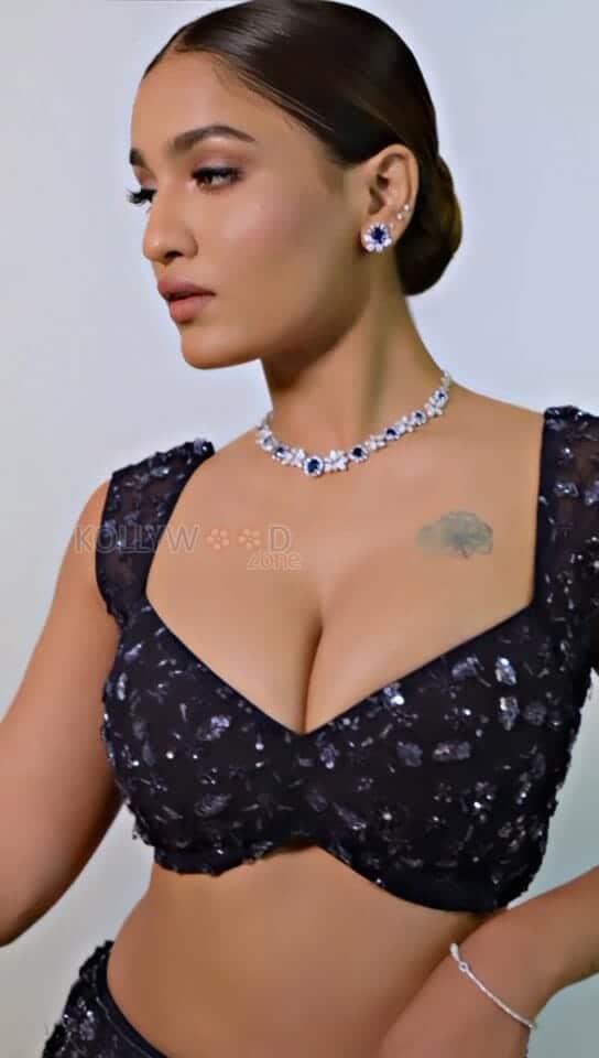 Saniya Iyappan Hot Cleavage Tattoo Photos 01