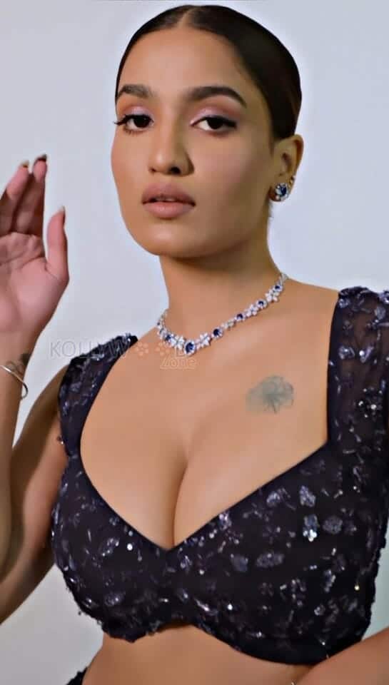 Saniya Iyappan Hot Cleavage Tattoo Photos 02