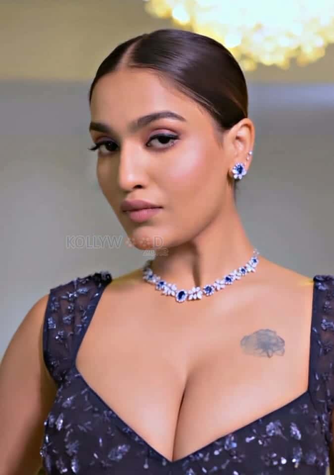 Saniya Iyappan Hot Cleavage Tattoo Photos 03