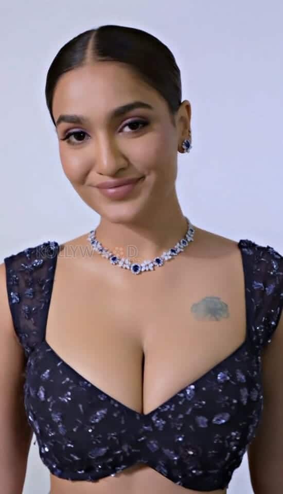 Saniya Iyappan Hot Cleavage Tattoo Photos 05