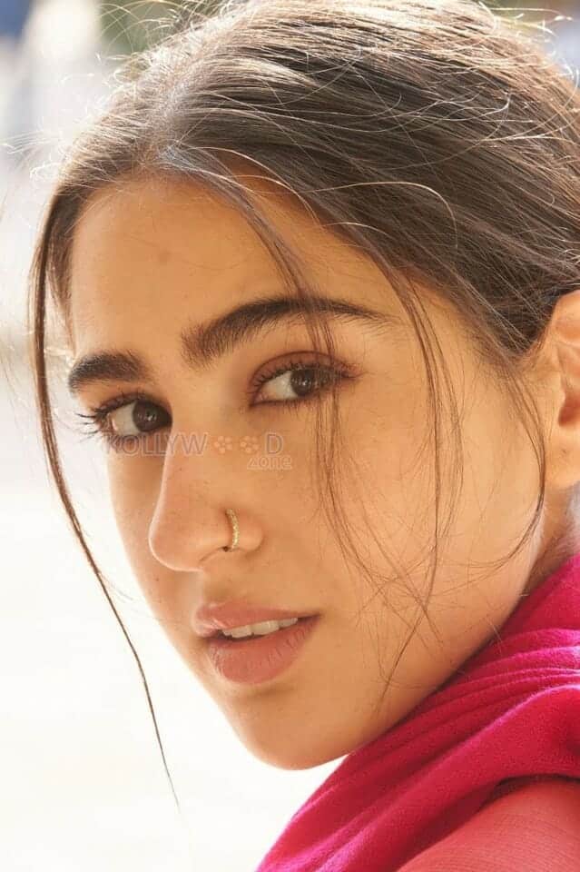 Sara Ali Khan Close Up Face Photo 01