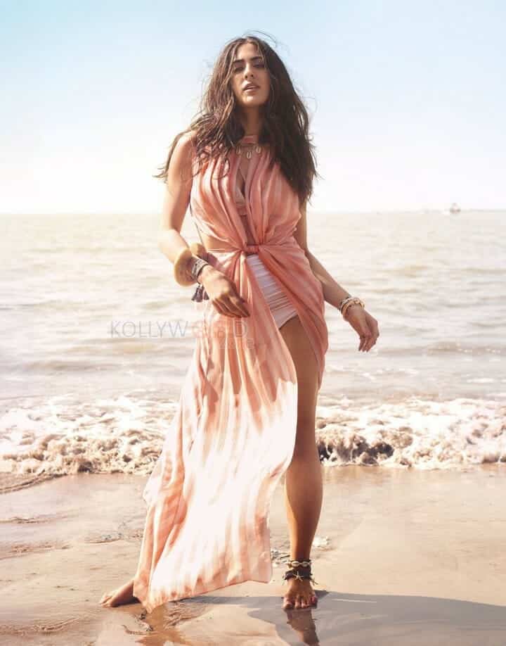 Sara Ali Khan Sea Side Photo 01