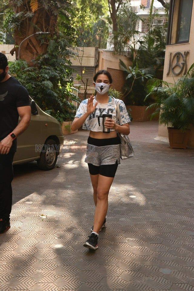 Sara Ali Khan Spotted Outside Her Gym At Santacruz Photos