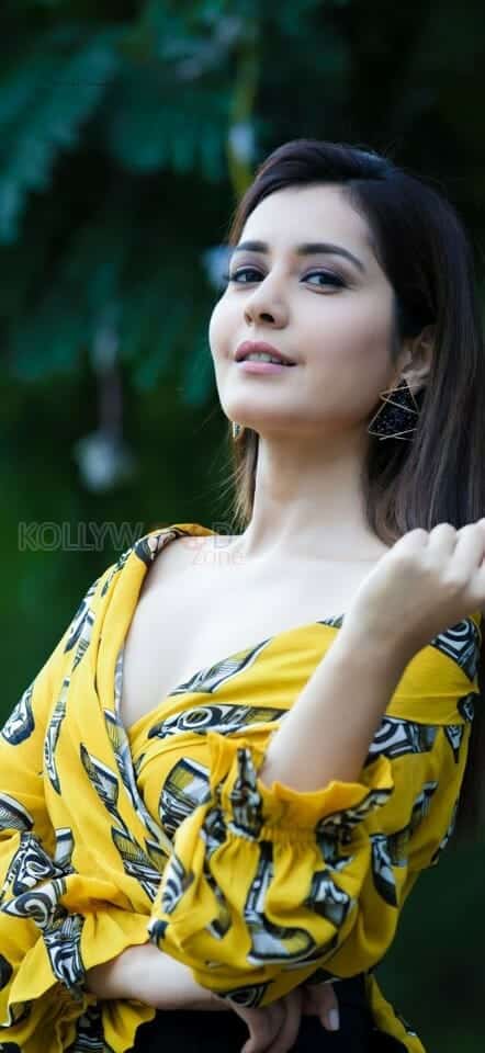 Sardar Heroine Raashi Khanna Photo 01