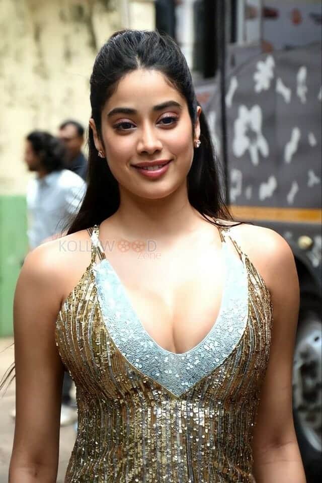 Seductive Janhvi Kapoor Sexy Pictures 03