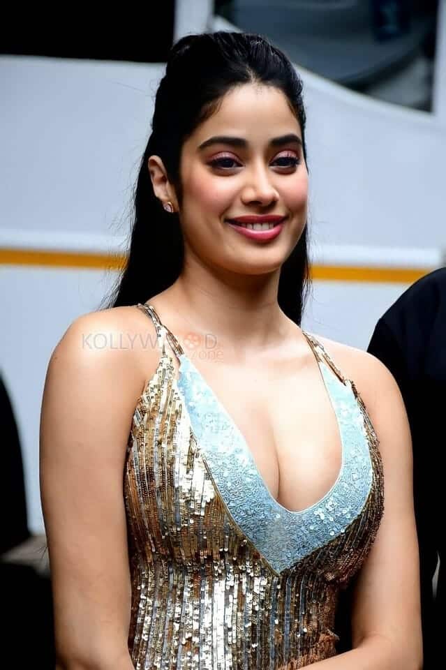 Seductive Janhvi Kapoor Sexy Pictures 04