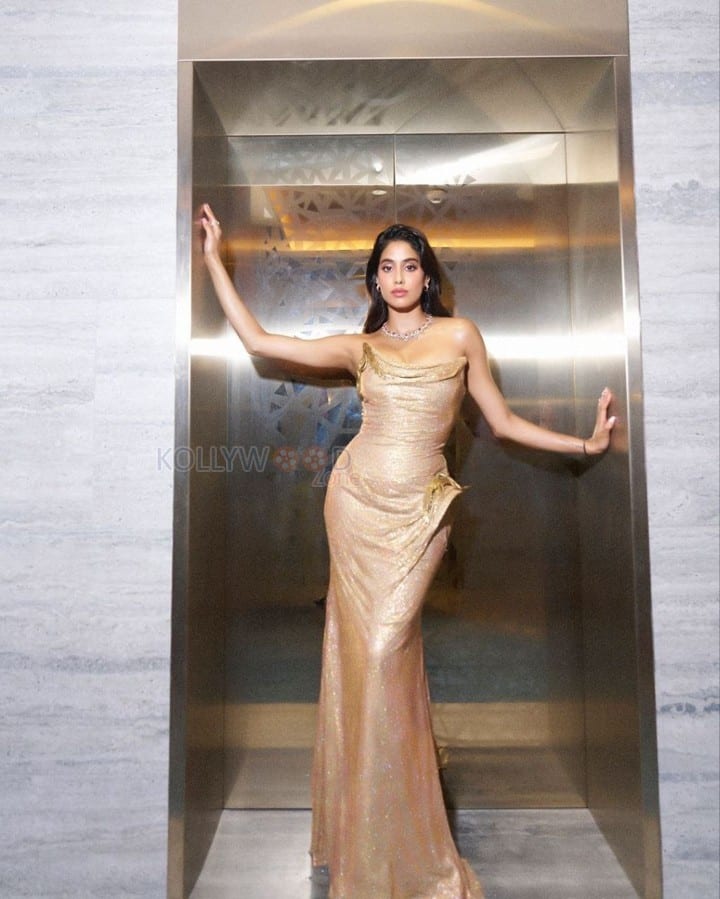 Seductive Janhvi Kapoor in a Gilded Goddess Strapless with Corseted Bodice and Mermaid Silhouette Gown Pictures 04
