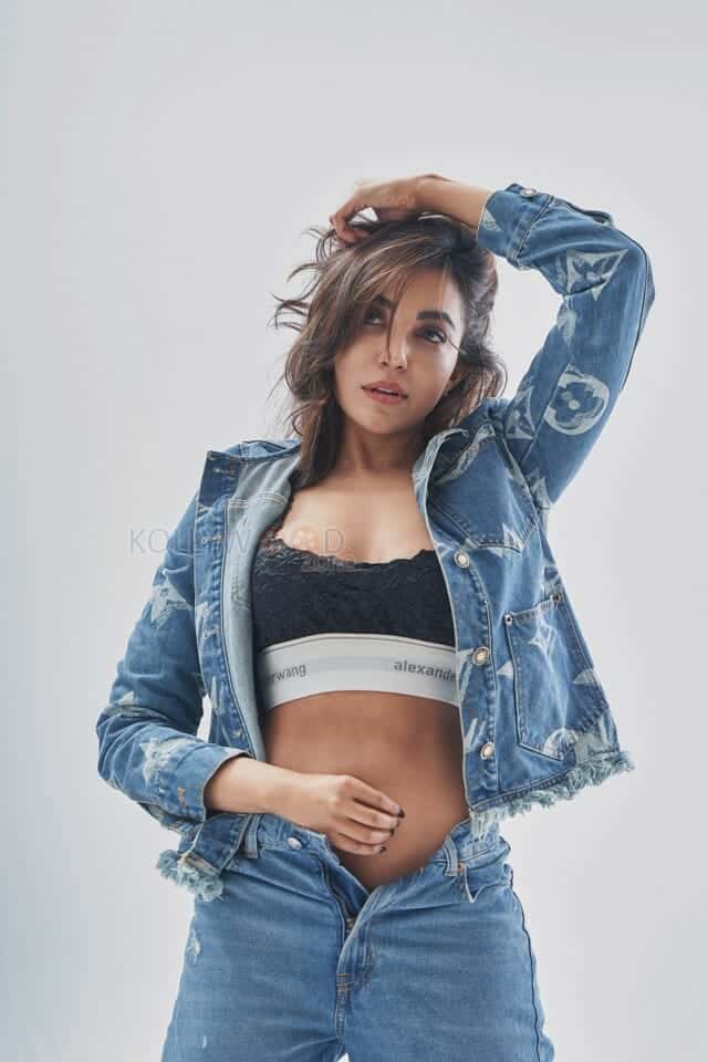 Seductive Parvati Nair in Denim Photoshoot Stills 06